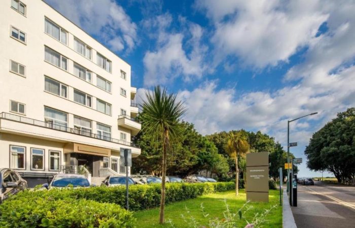 Queens hotel front image